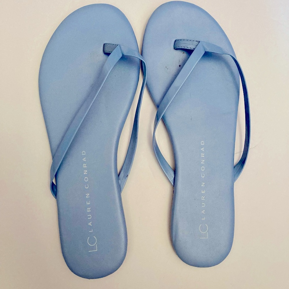 These LC Lauren Conrad flip flop sandals are a size 6 and are Light Blue.